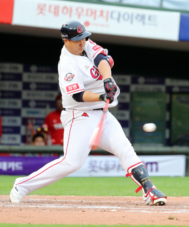 9일 부산 사직야구장에서 열린 2018 프로야구 롯데자이언츠와 KIA 타이거즈의 경기. 6회말 2사 주자 1,3루 상황에서 롯데 이대호가 1타점 적시타를 치고 있다. 이대호는 이날 통산 1천600안타를 돌파했다. 연합뉴스