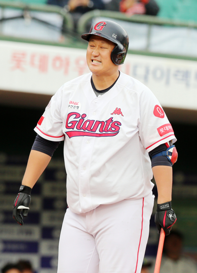 10일 오후 부산 사직구장에서 열린 프로야구 롯데자이언츠 대 KT위즈의 경기, 4회말 롯데공격 1사 주자 없는 상황에서 롯데 이대호가 삼진 아웃을 당한 뒤 아쉬워하는 표정을 짓고 있다. 연합뉴스