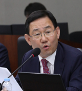 10일 정부세종청사에서 열린 국회 정무위원회 국정감사에서 자유한국당 주호영 의원이 질의하고 있다. 연합뉴스