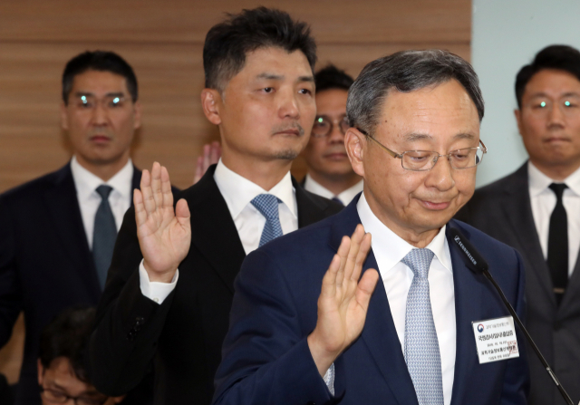 황창규 KT회장과 김범수 카카오 의장 등 증인들이 10일 오후 경기도 정부과천청사 과학기술정보통신부 청사에서 열린 과학기술정보통신부 국정감사에서 선서하고 있다. 연합뉴스