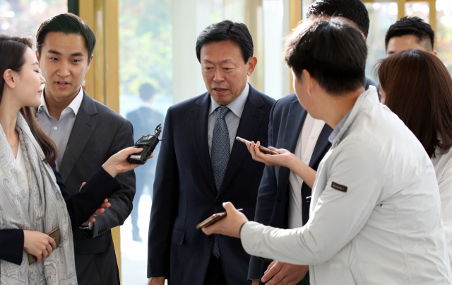 2심에서 집행유예로 풀려난 신동빈 롯데그룹 회장이 8일 오전 서울 송파구 롯데월드타워로 출근하며 취재진의 질문을 듣고 있다. 연합뉴스