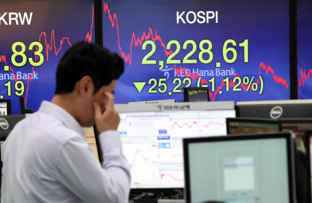 코스피 지수가 전 거래일 대비 25.22포인트(1.12%) 내린 2,228.61로 연중 최저치로 장을 마감한 10일 오후 서울 중구 명동 KEB 하나은행 본점 딜링룸에서 딜러들이 업무를 보고 있다. 이날 코스닥 지수는 19.65포인트(2.56%) 내린 747.50로 장을 마감했다. 연합뉴스