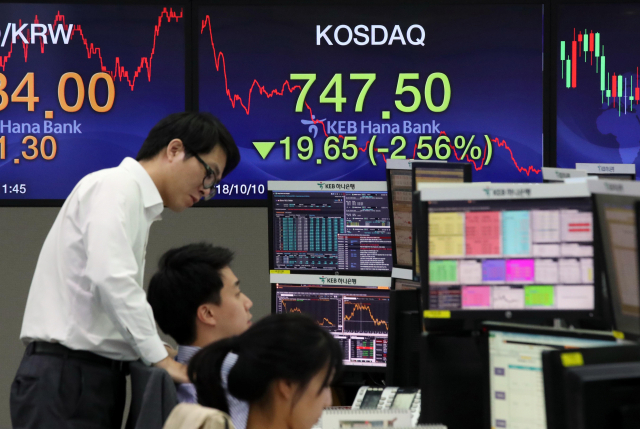 코스닥 지수가 전 거래일 대비 19.65포인트(2.56%) 내린 747.50에 장을 마감한 10일 오후 서울 중구 명동 KEB 하나은행 본점 딜링룸에서 딜러들이 업무를 보고 있다. 이날 코스피 지수는 25.22포인트(1.12%) 내린 2,228.61로 연중 최저치로 장을 마감했다. 연합뉴스