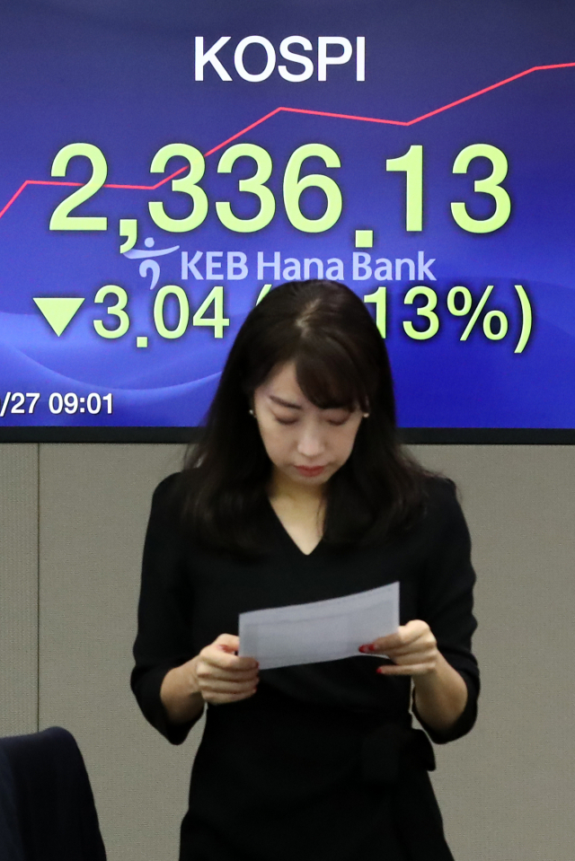코스피 지수가 전 거래일보다 7.47포인트(0.32%) 내린 2,331.70으로 출발한 뒤 약세 흐름을 이어가고 있는 27일 오전 서울 중구 을지로 KEB하나은행 본점 딜링룸에서 딜러들이 업무를 보고 있다. 연합뉴스