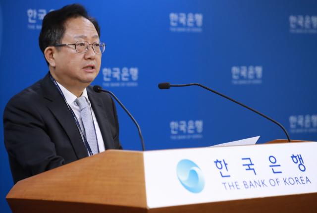 노충식 한국은행 금융통계부장이 11일 오전 서울 태평로 한국은행 브리핑실에서 2018년 8월 국제수지(잠정)에 대해 설명하고 있다. 글로벌 교역 회복세, 반도체 수출 호조로 8월 경상수지는 84억4천만달러 흑자를 기록, 2012년 3월부터 계속된 사상 최장 흑자 기록을 78개월로 늘렸다. 휴가철을 맞아 해외여행객이 늘며 여행지급액은 역대 2번째로 많아지며 여행수지 적자가 15억4천만달러로 7개월 만에 최대를 기록했다. 연합뉴스