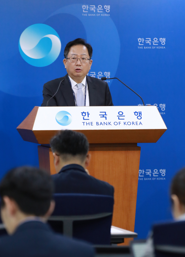 노충식 한국은행 금융통계부장이 11일 오전 서울 태평로 한국은행 브리핑실에서 2018년 8월 국제수지(잠정)에 대해 설명하고 있다. 글로벌 교역 회복세, 반도체 수출 호조로 8월 경상수지는 84억4천만달러 흑자를 기록, 2012년 3월부터 계속된 사상 최장 흑자 기록을 78개월로 늘렸다. 휴가철을 맞아 해외여행객이 늘며 여행지급액은 역대 2번째로 많아지며 여행수지 적자가 15억4천만달러로 7개월 만에 최대를 기록했다. 연합뉴스