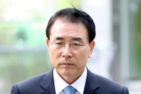 신한은행 신입사원 부정채용 의혹을 받는 조용병 신한금융지주 회장이 10일 오전 영장심사를 받기 위해 서울동부지법에 출석하고 있다. 연합뉴스