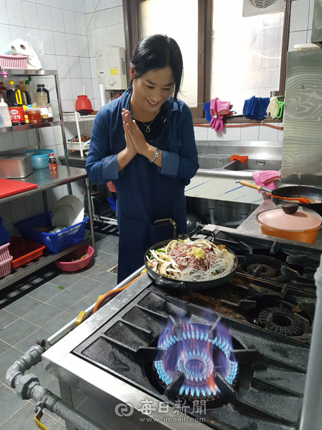 11일 청송군 청송읍 월막리 언양가든 대표 김자옥(42) 씨가 LPG 가스에 불을 붙인 뒤 기뻐하고 있다. 청송군은 이날 청송LPG공급관리소가 준공하면서 도시가스 시대를 열었다. 전종훈 기자