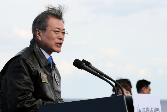 문재인 대통령이 11일 오후 제주특별자치도 서귀포시 제주민군복합형 관광미항 앞바다에서 열린 2018 대한민국 해군 국제 관함식에 참석해 