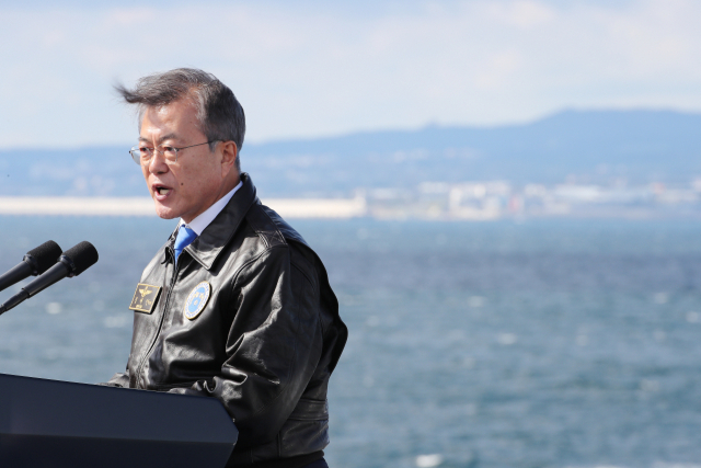문재인 대통령이 11일 오후 제주특별자치도 서귀포시 제주민군복합형 관광미항 앞바다에서 열린 2018 대한민국 해군 국제 관함식에 참석해 