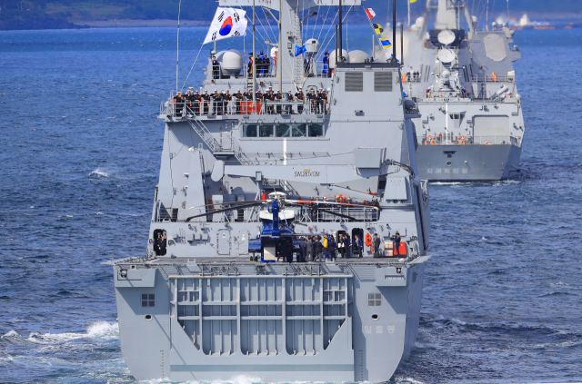 2018 대한민국 해군 국제관함식 이틀째인 11일 오후 서귀포시 강정동 제주해군기지 앞바다에서 율곡이이함(DDG-9977천600t)을 선두로 우리나라 해군 함정들과 P-3 해상초계기 등 항공기들이 대오를 맞춰 기동하고 있다. 연합뉴스