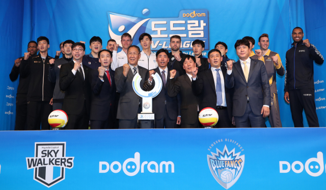 11일 서울 리베라호텔에서 열린 2018-2019 프로배구 V-리그 미디어데이에서 각 팀 감독과 선수들이 기념촬영을 위해 포즈를 취하고 있다. 앞줄 왼쪽부터 OK저축은행 김세진 감독, 한국전력 김철수 감독, 대한항공 박기원 감독, 삼성화재 신진식 감독, 우리카드 신영철 감독, 현대캐피탈 최태웅 감독, KB손해보험 권순찬 감독. 연합뉴스