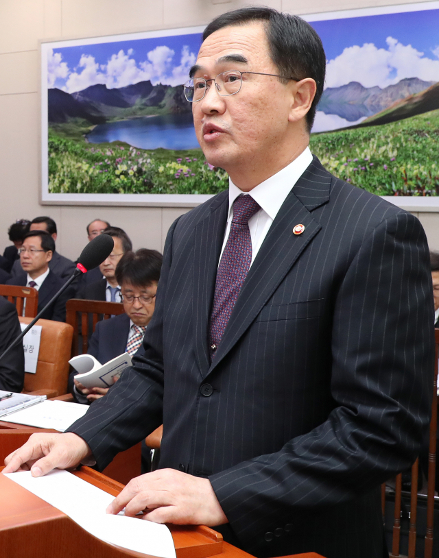 조명균 통일부 장관이 11일 오전 국회에서 열린 외교통일위원회 국정감사에서 업무보고를 하고 있다. 연합뉴스