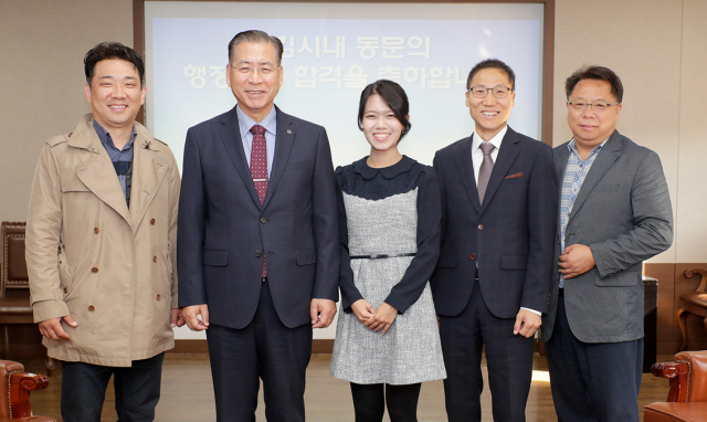 왼쪽부터 영남대 천마인재학부 박상철 지도교수, 서길수 총장, 김시내 씨, 박태경 천마인재학부장, 이청호 행정실장. 영남대 제공