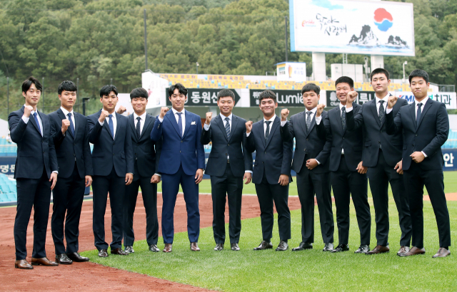 지난달 28일 대구삼성라이온즈파크에서 원태인, 이학주를 비롯한 내년도 삼성 신인 선수 11명이 포토타임을 갖고 있다. 삼성 라이온즈 제공
