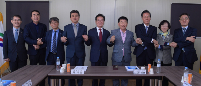영천시와 한국폴리텍대학 관계자들이 11일 영천시 화룡동 로봇캠퍼스 건립 현장사무실에서 현황보고회 후 손을 잡고 있다. 영천시 제공