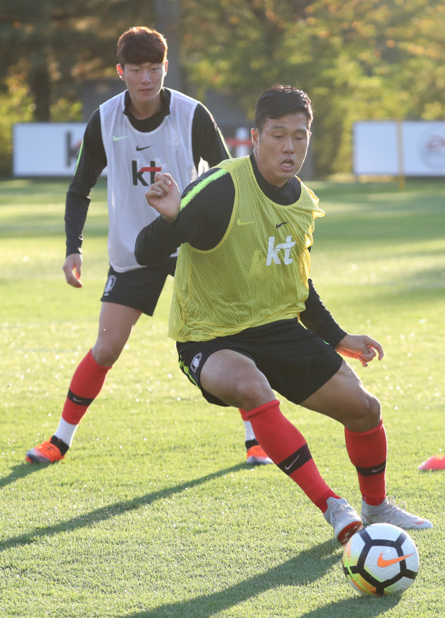 8일 오후 경기도 파주시 축구대표팀트레이닝센터(NFC)에서 실시된 훈련에서 석현준이 패스게임에서 공을 뺏기 위해 뛰고 있다. 뒷쪽은 황의조. 축구대표팀은 오는 12일 서울월드컵경기장에서 우루과이, 16일 천안종합운동장에서 파나마와 평가전을 치른다. 연합뉴스