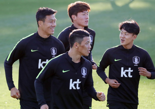 8일 오후 경기도 파주시 축구대표팀트레이닝센터(NFC)에서 실시된 훈련에서 석현준, 황의조, 황희찬, 이승우가 훈련장을 뛰며 몸을 풀고 있다. 축구대표팀은 오는 12일 서울월드컵경기장에서 우루과이, 16일 천안종합운동장에서 파나마와 평가전을 치른다. 연합뉴스