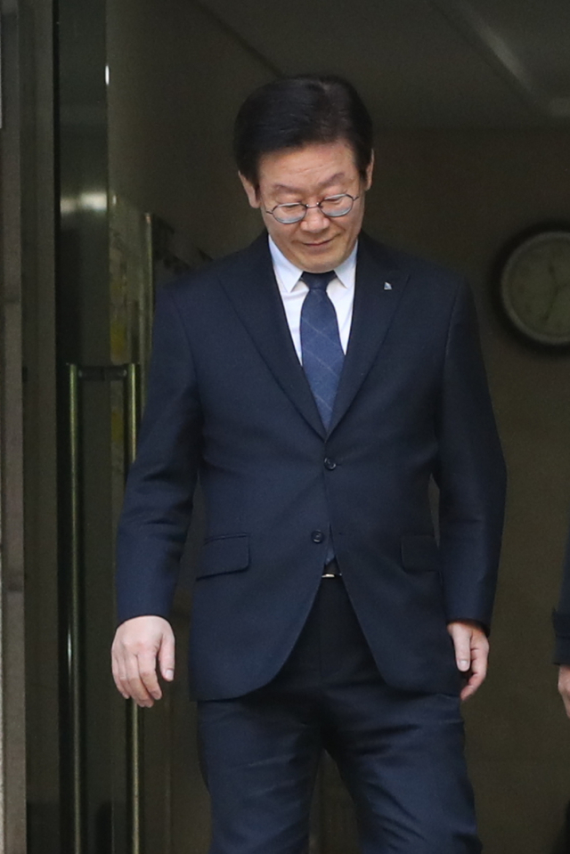 친형을 정신병원에 강제 입원시켰다는 의혹과 관련, 경찰로부터 압수수색을 받은 이재명 경기도지사가 12일 오전 경기도 성남시 분당구 소재 자택에서 압수수색에 응한 뒤 늦은 출근을 하고 있다. 연합뉴스