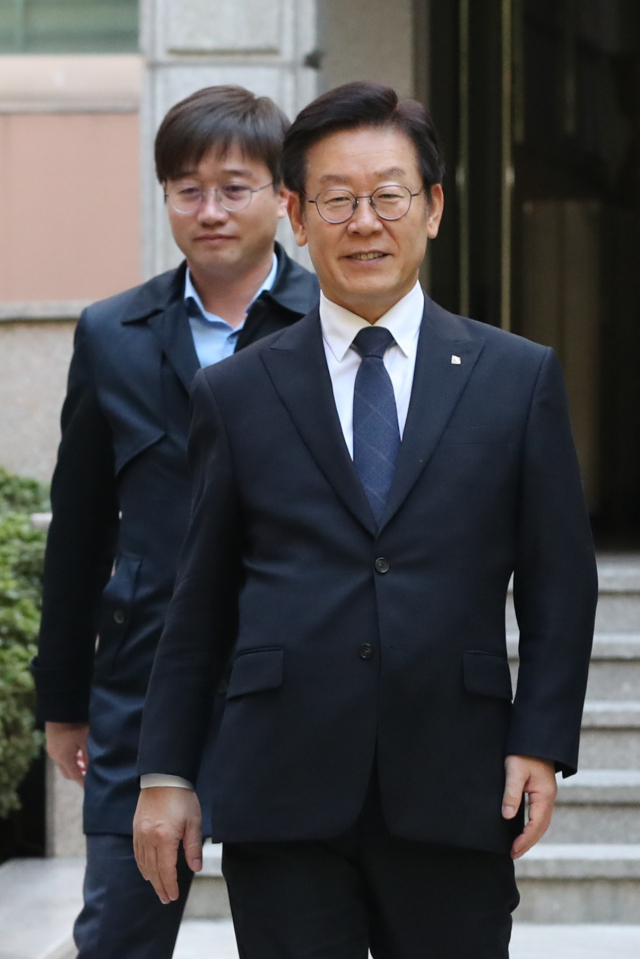 친형을 정신병원에 강제 입원시켰다는 의혹과 관련, 경찰로부터 압수수색을 받은 이재명 경기도지사가 12일 오전 경기도 성남시 분당구 소재 자택에서 압수수색에 응한 뒤 늦은 출근을 하고 있다. 연합뉴스
