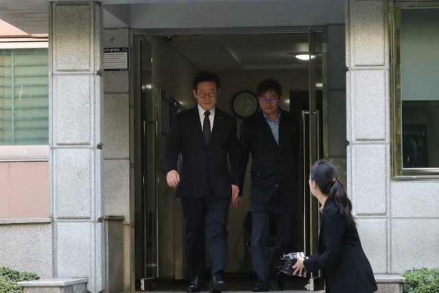 친형을 정신병원에 강제 입원시켰다는 의혹과 관련, 경찰로부터 압수수색을 받은 이재명 경기도지사가 12일 오전 경기도 성남시 분당구 소재 자택에서 압수수색에 응한 뒤 늦은 출근을 하고 있다. 연합뉴스