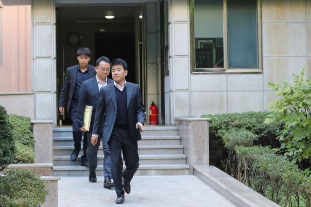 이재명 경기도자사가 친형을 정신병원에 강제 입원시켰다는 의혹을 수사 중인 경찰이 12일 오전 경기도 성남시 분당구 소재 이 지사 자택을 압수수색한 뒤 압수품을 가져나오고 있다. 연합뉴스