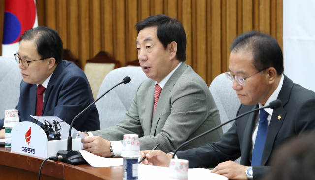 자유한국당 김성태 원내대표(가운데)가 12일 오전 국회에서 열린 국감대책회의에서 발언하고 있다. 연합뉴스