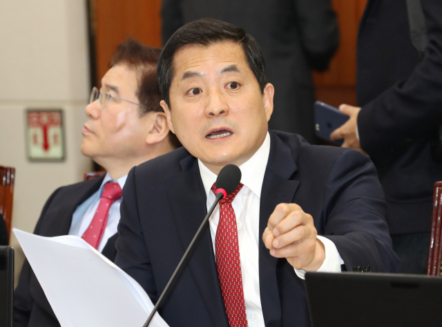 자유한국당 박대출 의원이 12일 오전 국회에서 열린 국회 과학기술정보방송통신위원회 원자력안전위 등 5개 기관 국정감사에서 강정민 원자력안전위원회 위원장에게 질의하고 있다. 연합뉴스