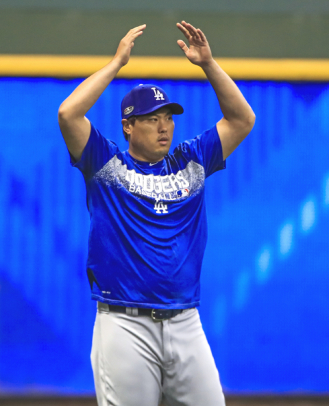 류현진이 미국 위스콘신주 밀워키 밀러파크에서 열리는 밀워키 브루어스와의 NLCS 1차전을 하루 앞둔 12일(한국시각) 그라운드에 나와 몸을 풀고 있다. 류현진은 14일 2차전 선발투수로 낙점됐다. EPA연합뉴스