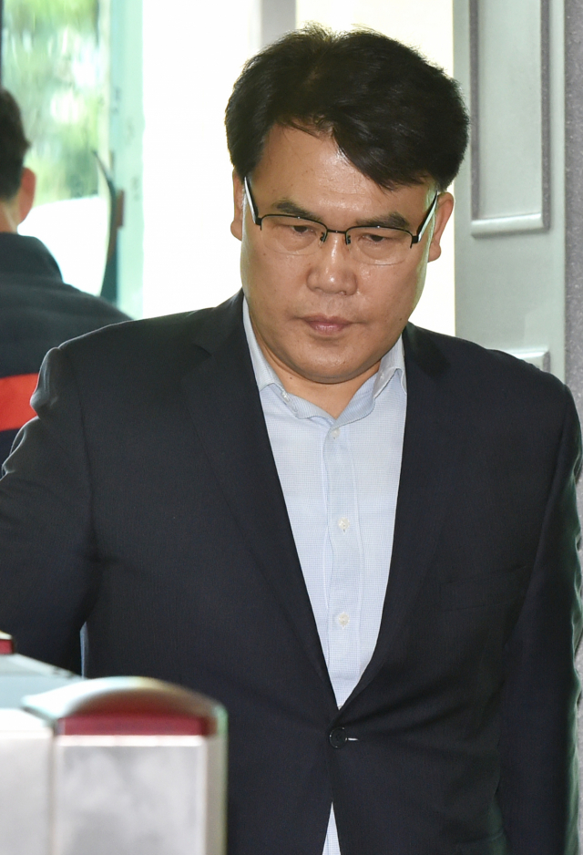 자유한국당 이재만 당협위원장이 영장실질심사를 받기 위해 12일 대구지방법원으로 들어서고 있다.