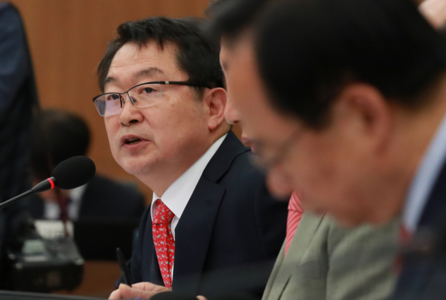 국회 국방위원회 자유한국당 간사인 백승주 의원이 12일 오전 서울 용산구 합동참모본부에서 열린 국회 국방위원회의 국정감사에 참석해 박한기 합참의장에게 질의하고 있다. 연합뉴스