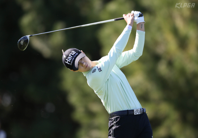 12일 인천 스카이72 골프 앤 리조트 오션코스에서 열린 2018 LPGA KEB하나은행 챔피언십 2라운드 경기에서 박성현이 2번홀 드라이버 티샷을 하고 있다. 연합뉴스