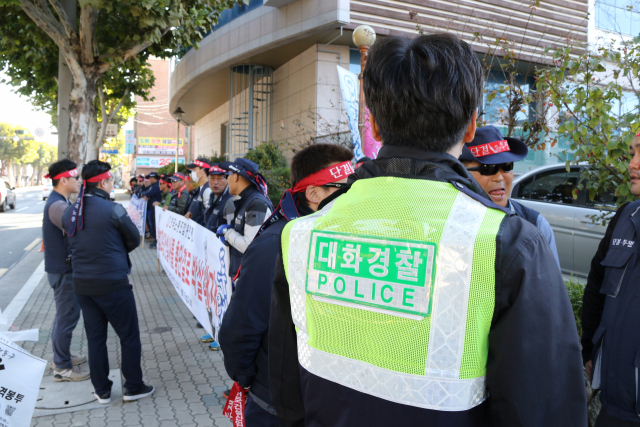 지난 5일부터 대구경찰청에도 대화경찰제가 도입되면서 집회현장에 대화경찰관들이 등장하기 시작했다. 12일 오전 대구 동구 용계동 한 집회현장에서 대화경찰관이 집회 참가자들과 이야기하고 있다. 대구 동부경찰서 제공.