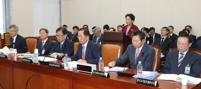 노정혜 한국연구재단 이사장이 12일 오전 국회에서 열린 교육위원회 국정감사에서 업무보고를 하고 있다. 앞줄 왼쪽부터 안병욱 한국학중앙연구원장, 이중흔 사립학교교직원연금공단 이사장, 이정우 한국장학재단 이사장, 이기우 한국전문대학교육협의회장, 장호성 한국대학교육협의회장, 차성수 한국교직원공제회 이사장. 연합뉴스