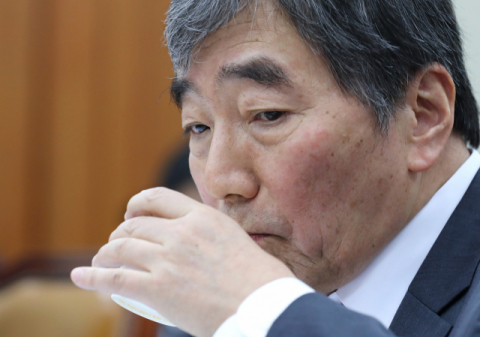 윤석헌 금융감독원 원장이 12일 오전 국회에서 열린 정무위원회 금융감독원 국정감사에서 의원들의 질의를 경청하던 중 물 마시고 있다. 연합뉴스