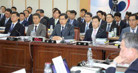 12일 과천정부청사 법무부에서 열린 국회 법제사법위 국정감사에서 박상기 장관이 전날 문 대통령의 강정마을 주민 사면 발언에 대한 의견을 묻는 질문에 답하고 있다. 자유한국당 의원들은 박상기 법무부 장관이 이 질문에