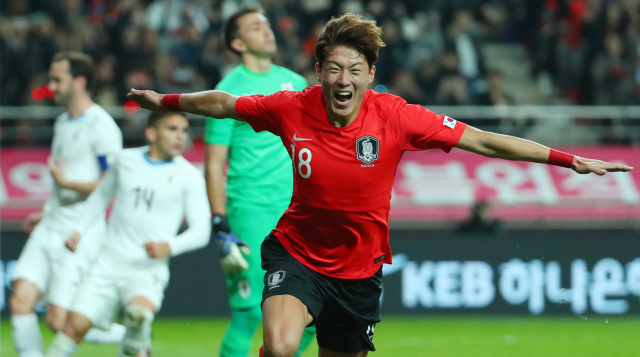 12일 오후 서울 마포구 서울월드컵경기장에서 열린 대한민국과 우루과이의 친선경기에서 대표팀 황의조가 선취득점을 올린 뒤 환호하고 있다. 연합뉴스