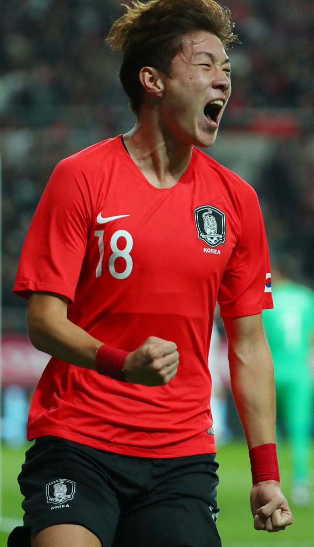 12일 오후 서울 마포구 서울월드컵경기장에서 열린 대한민국과 우루과이의 친선경기에서 대표팀 황의조가 선취득점을 올린 뒤 환호하고 있다. 연합뉴스