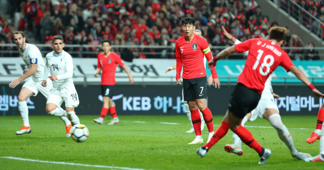 12일 오후 서울 마포구 서울월드컵경기장에서 열린 대한민국과 우루과이의 친선경기에서 대표팀 손흥민이 패널티킥을 실축한 뒤 황의조가 흘러나온 공을 골로 연결시키는 모습을 바라보고 있다. 연합뉴스