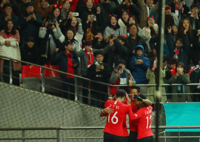 12일 오후 서울 마포구 서울월드컵경기장에서 열린 대한민국과 우루과이의 친선경기에서 대표팀 정우영이 팀의 두번째 골을 성공시킨 뒤 동료들과 기뻐하고 있다. 연합뉴스