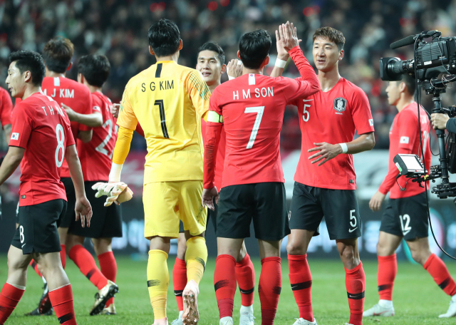 12일 서울 마포구 상암동 서울월드컵경기장에서 열린 대한민국과 우루과이의 친선경기에서 후반 역전골을 넣은 정우영이 경기가 끝난 뒤 손흥민으로부터 축하받고 있다. 연합뉴스