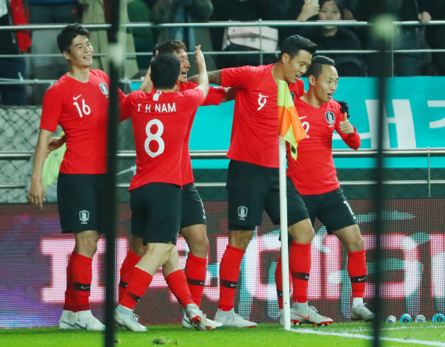 12일 오후 서울 마포구 서울월드컵경기장에서 열린 대한민국과 우루과이의 친선경기에서 대표팀 정우영(가운데)이 팀의 두번째 골을 성공시킨 뒤 동료들과 기뻐하고 있다. 연합뉴스