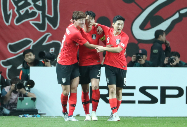 12일 서울 마포구 상암동 서울월드컵경기장에서 열린 대한민국과 우루과이의 친선경기에서 후반 황의조가 첫골을 넣은 뒤 손흥민과 기뻐하고 있다. 연합뉴스