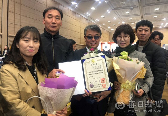 정유성 안동구시장 상인회장(사진 중앙)이 구시장의 글로벌명품 시장과 전통시장 활성화에 대한 공로를 인정받아 지난 12일 군산에서 열린 전국 우수시장 박람회에서 국무총리 표창을 받았다. 안동시 제공