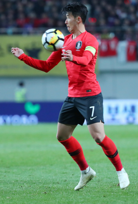지난 12일 오후 서울 마포구 서울월드컵경기장에서 열린 대한민국과 우루과이의 친선경기에서 대표팀 손흥민이 우루과이 골키퍼가 걷어낸 공을 가슴으로 받아내고 있다. 연합뉴스