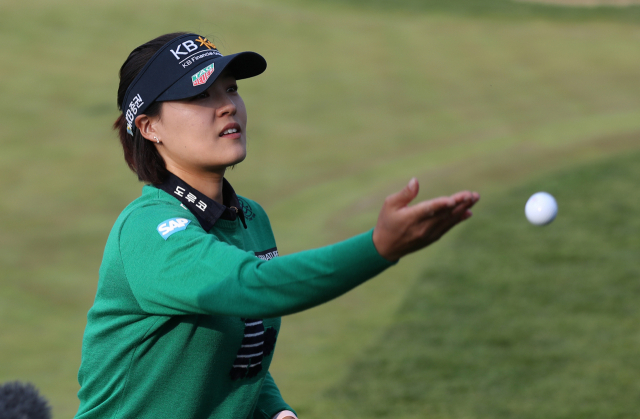 전인지가 14일 인천 스카이72 골프 앤 리조트 오션코스에서 열린 '2018 LPGA KEB하나은행 챔피언십' 4라운드경기에서 우승을 차지한 뒤 골프공을 팬들에게 던져주고 있다. 연합뉴스