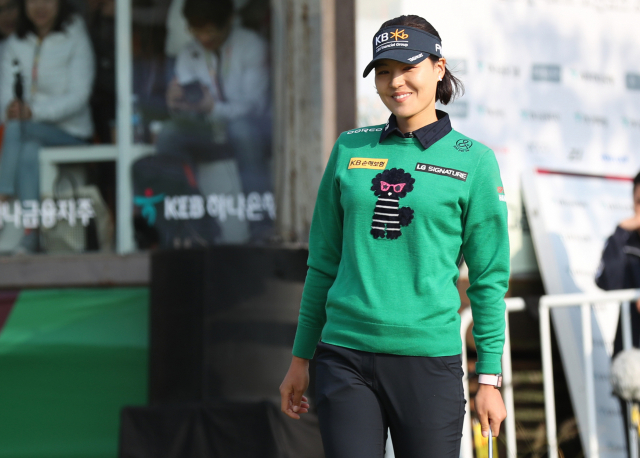 전인지가 14일 인천 스카이72 골프 앤 리조트 오션코스에서 열린 '2018 LPGA KEB하나은행 챔피언십' 4라운드경기에서 우승을 차지한 뒤 기뻐하고 있다. 연합뉴스