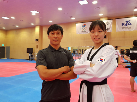 2018 자카르타·팔렘방 아시안게임 태권도 국가대표인 여고생 강보라 양(오른쪽)이 8일 진천선수촌을 방문한 아버지 강호동씨와 포즈를 취하고 있다. 연합뉴스