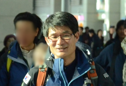 국내 최초로 무산소 히말라야 8천m급 14좌 완등에 성공한 김창호(49) 대장을 포함한 한국인 5명이 네팔 히말라야 등반 도중 사망했다. 주(駐)네팔 한국대사관은 히말라야 다울라기리산 구르자히말 원정 도중 실종된 김창호 대장 등 한국인 5명의 시신을 13일 새벽(현지시간) 베이스캠프 인근에서 발견했다고 밝혔다. 사진은 김창호 대장이 2013년 3월 아시아 최초로 히말라야 8천m급 14좌 무산소 등정을 위해 인천국제공항을 통해 출국하는 모습. 연합뉴스