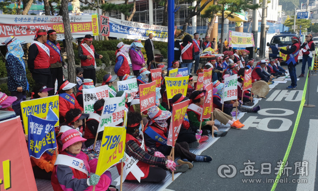 안동이 기업형 대형 축사 신축을 둘러싸고 몸살을 앓고 있다. 15일 안동시청 앞에서 
